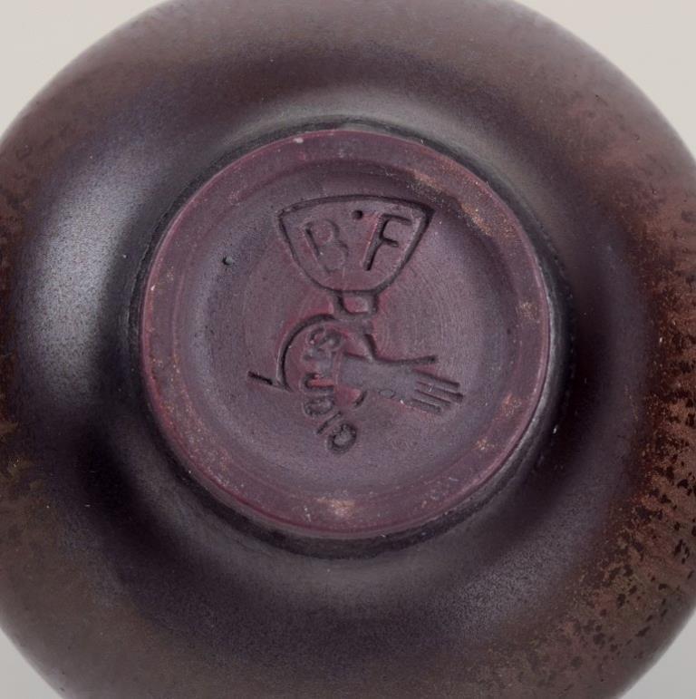 Smaltato Berndt Friberg per lo Studio A. Gustavsberg. Vaso in ceramica in miniatura. 1940s in vendita