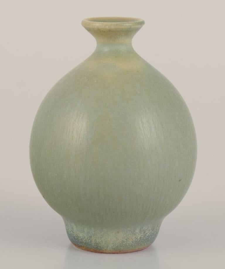 Scandinave moderne Berndt Friberg pour Gustavsberg Studio. Vase miniature en céramique émaillée en vente