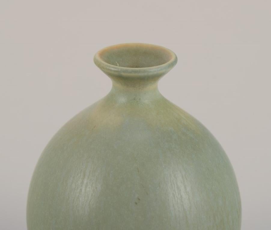 Suédois Berndt Friberg pour Gustavsberg Studio. Vase miniature en céramique émaillée en vente