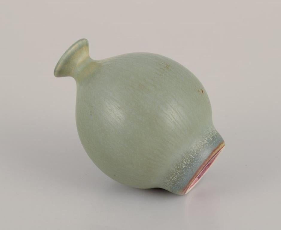 Vernissé Berndt Friberg pour Gustavsberg Studio. Vase miniature en céramique émaillée en vente