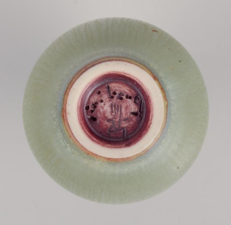 Berndt Friberg pour Gustavsberg Studio. Vase miniature en céramique émaillée Excellent état - En vente à København, Copenhagen