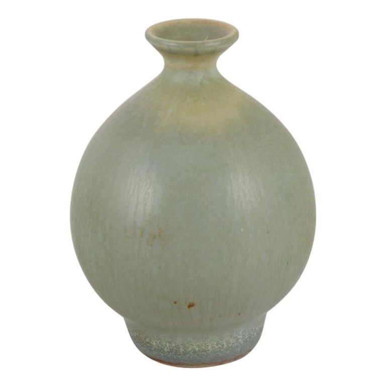 Berndt Friberg pour Gustavsberg Studio. Vase miniature en céramique émaillée