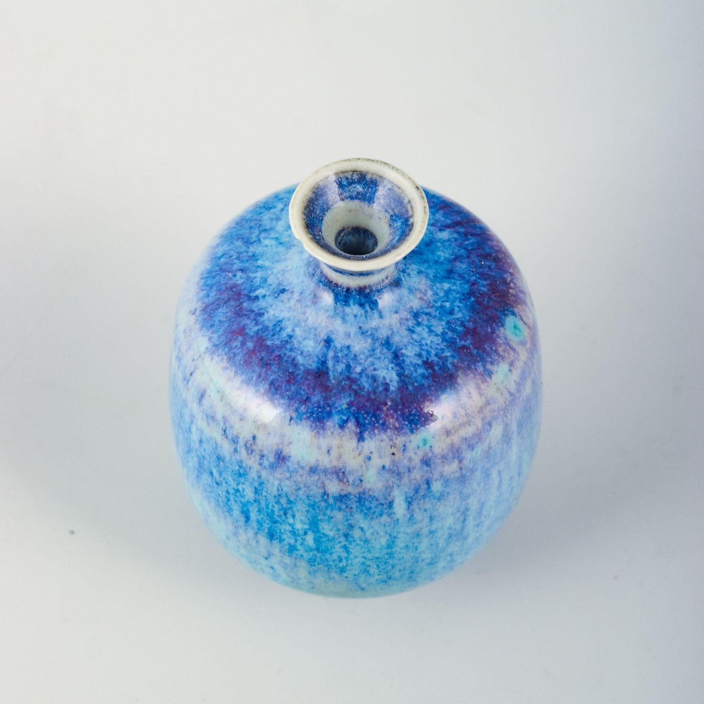 Berndt Friberg per Gustavsberg Studio, Svezia. 
Bellissimo vaso in miniatura in gres, realizzato a ruota.
Lo smalto presenta la caratteristica tecnica della pelliccia di lepre in tonalità prevalentemente blu, accentuata da sottili sfumature di verde