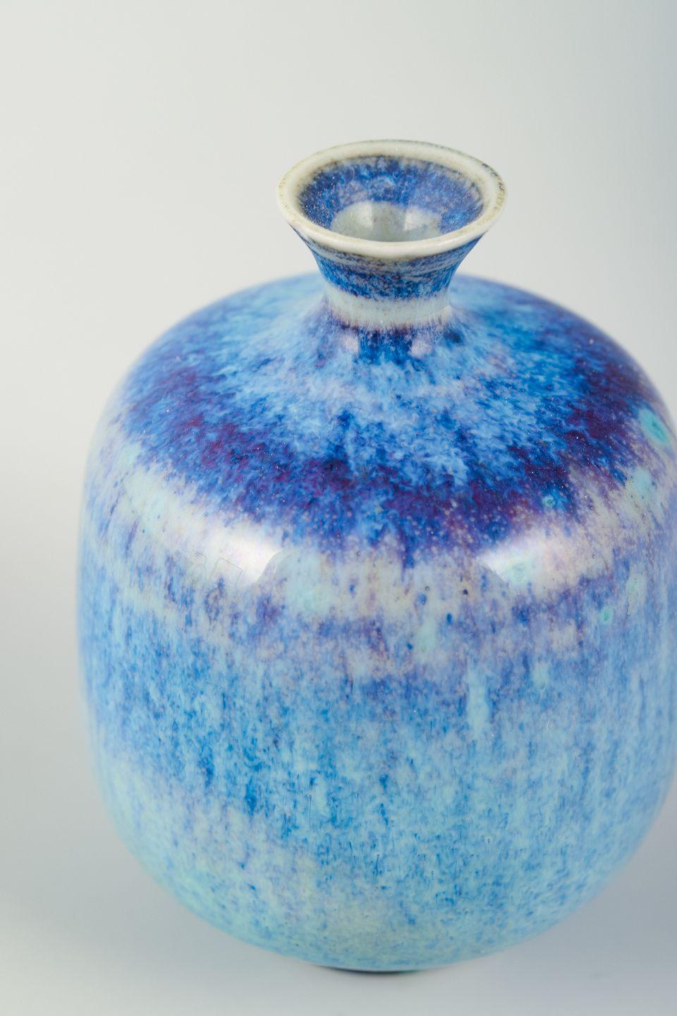 Scandinavo moderno Berndt Friberg per lo Studio A. Gustavsberg. Vaso in miniatura in gres. Metà del XX secolo. in vendita