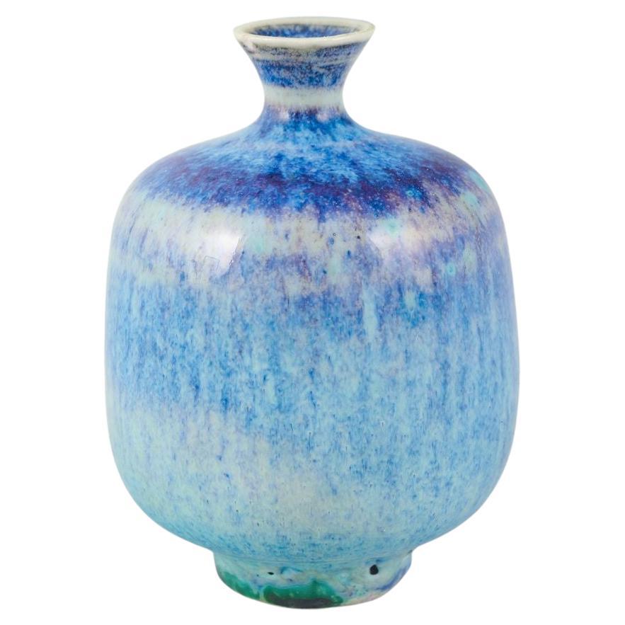 Berndt Friberg per lo Studio A. Gustavsberg. Vaso in miniatura in gres. Metà del XX secolo. in vendita