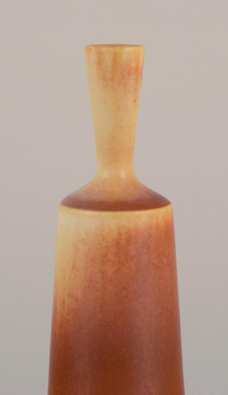 Scandinave moderne Berndt Friberg pour Gustavsberg Studio. Vase Miniature à col étroit. en vente