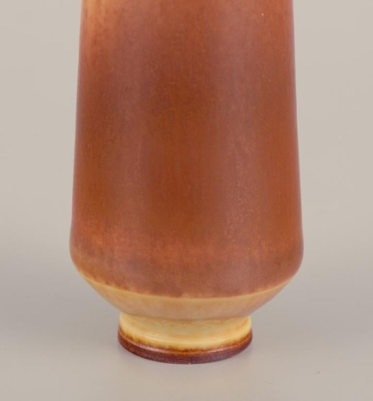 Suédois Berndt Friberg pour Gustavsberg Studio. Vase Miniature à col étroit. en vente