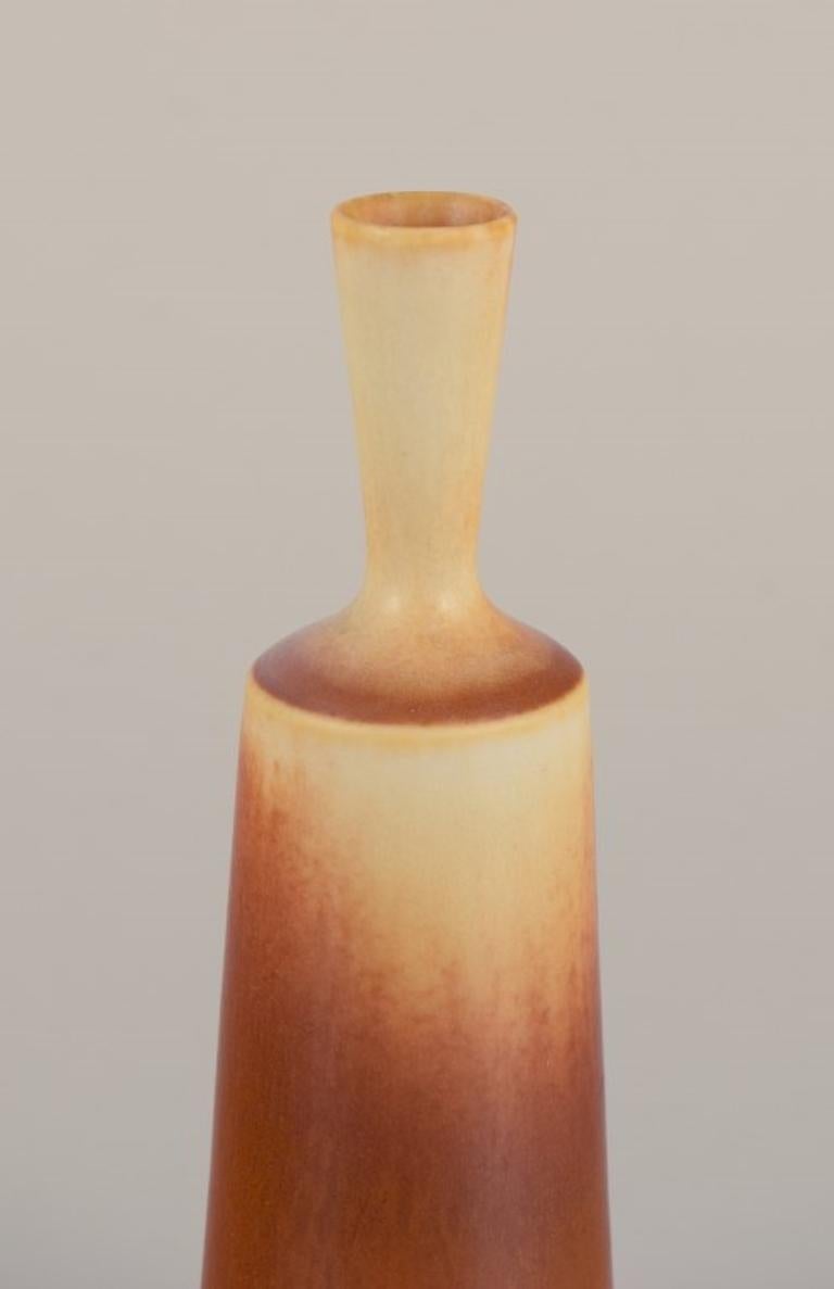 Vernissé Berndt Friberg pour Gustavsberg Studio. Vase Miniature à col étroit. en vente