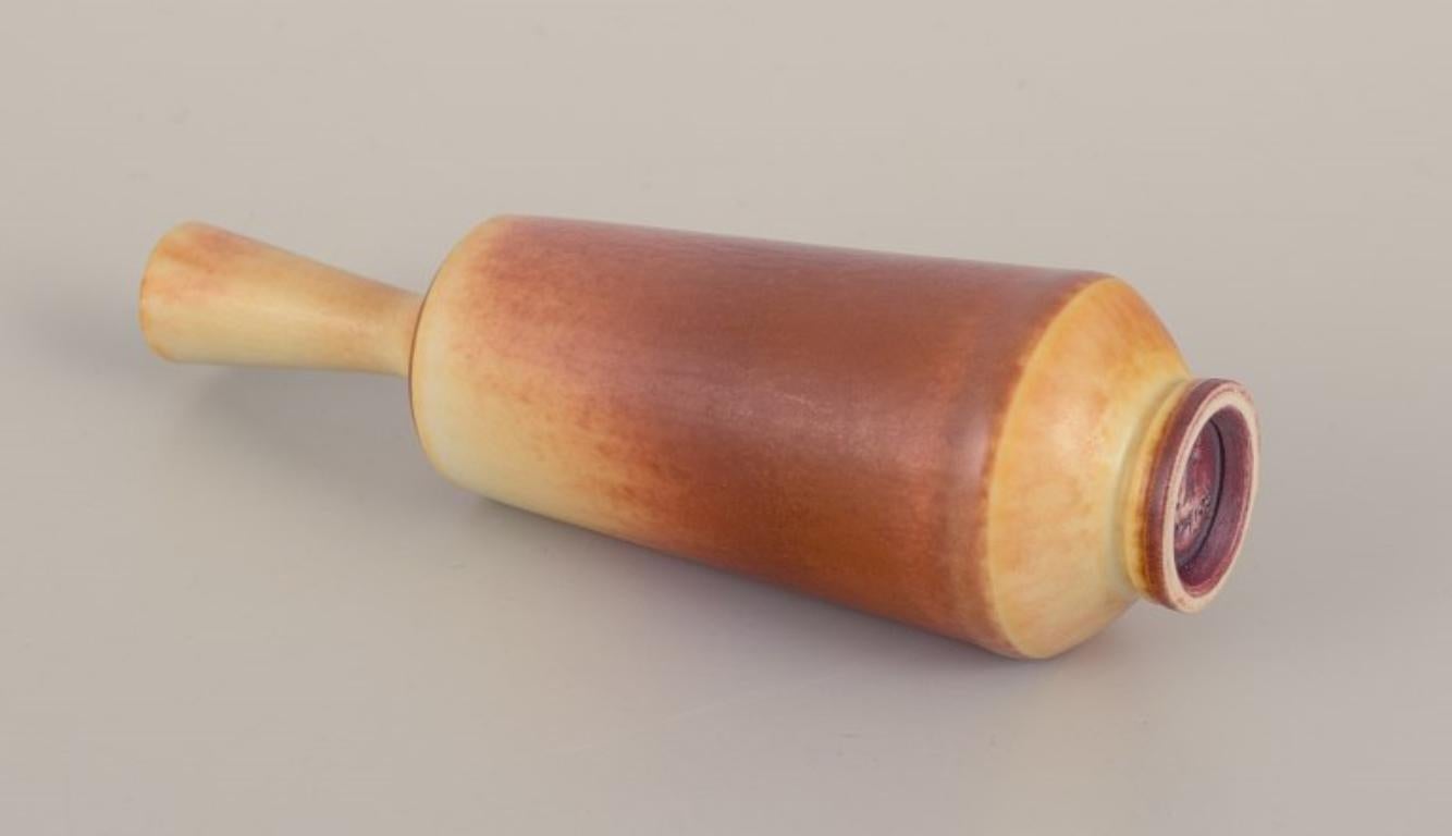 Berndt Friberg pour Gustavsberg Studio. Vase Miniature à col étroit. Excellent état - En vente à København, Copenhagen