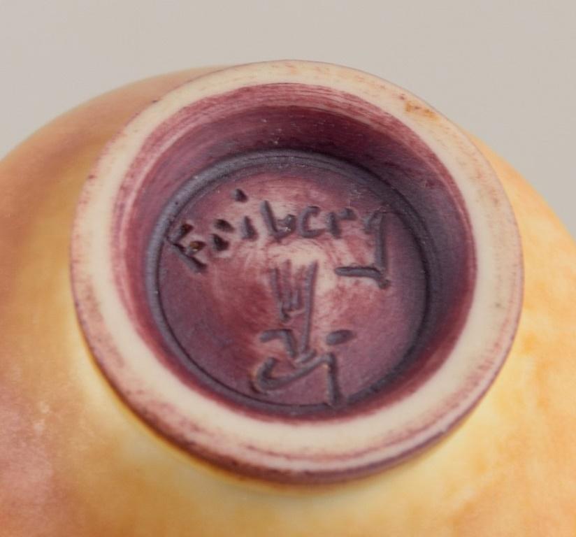 20ième siècle Berndt Friberg pour Gustavsberg Studio. Vase Miniature à col étroit. en vente