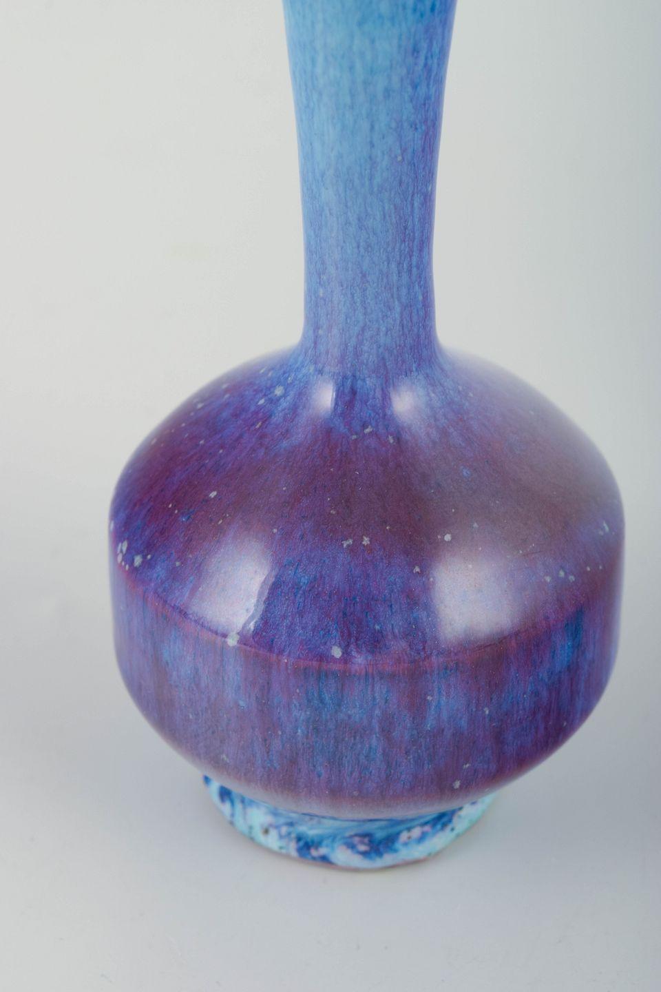 Scandinave moderne Berndt Friberg pour Gustavsberg Studio. Petit vase en grès à glaçure Aniara. en vente