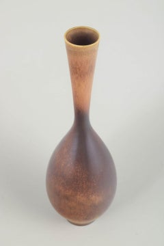Berndt Friberg para el Estudio Gustavsberg. Jarrón de gres con cuello estrecho, 1957.
