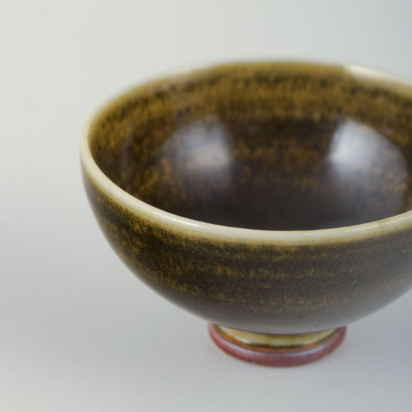 Scandinave moderne Berndt Friberg pour Gustavsberg Studio, Suède. Petit bol élégant en grès. en vente