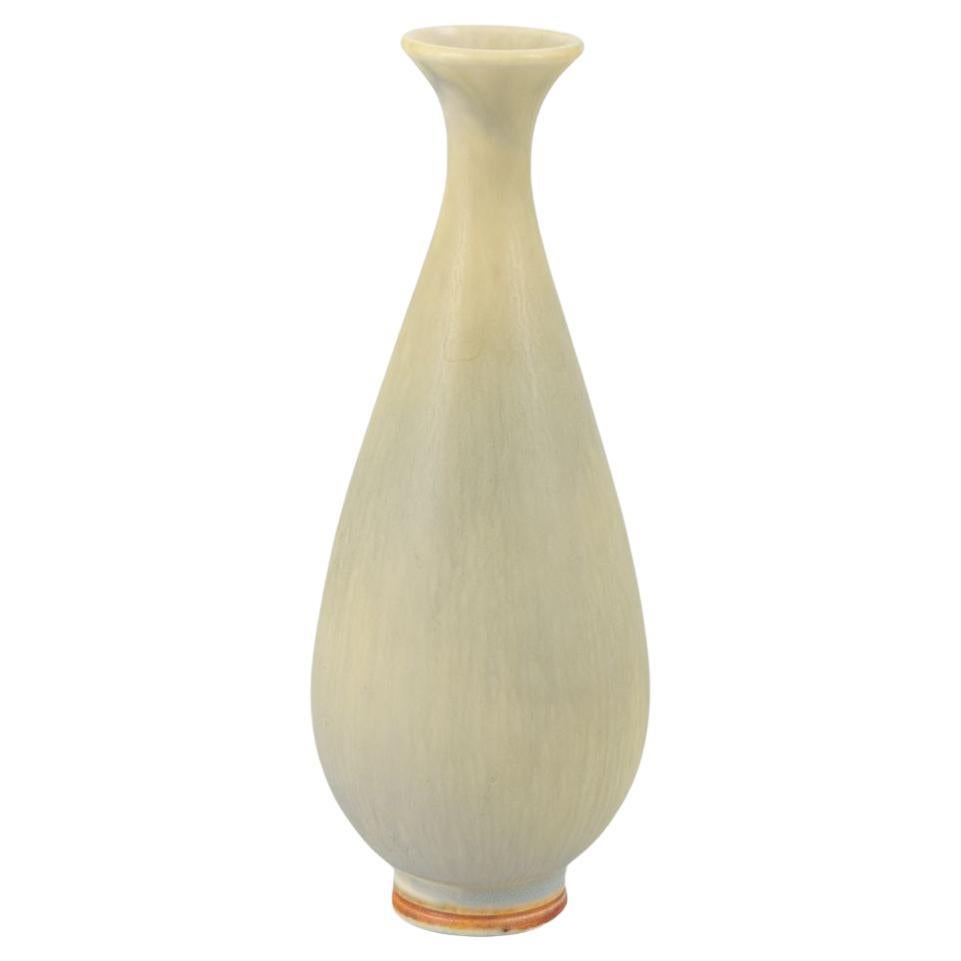 Berndt Friberg per Gustavsberg Studio, Svezia. Piccolo ed elegante vaso in gres.