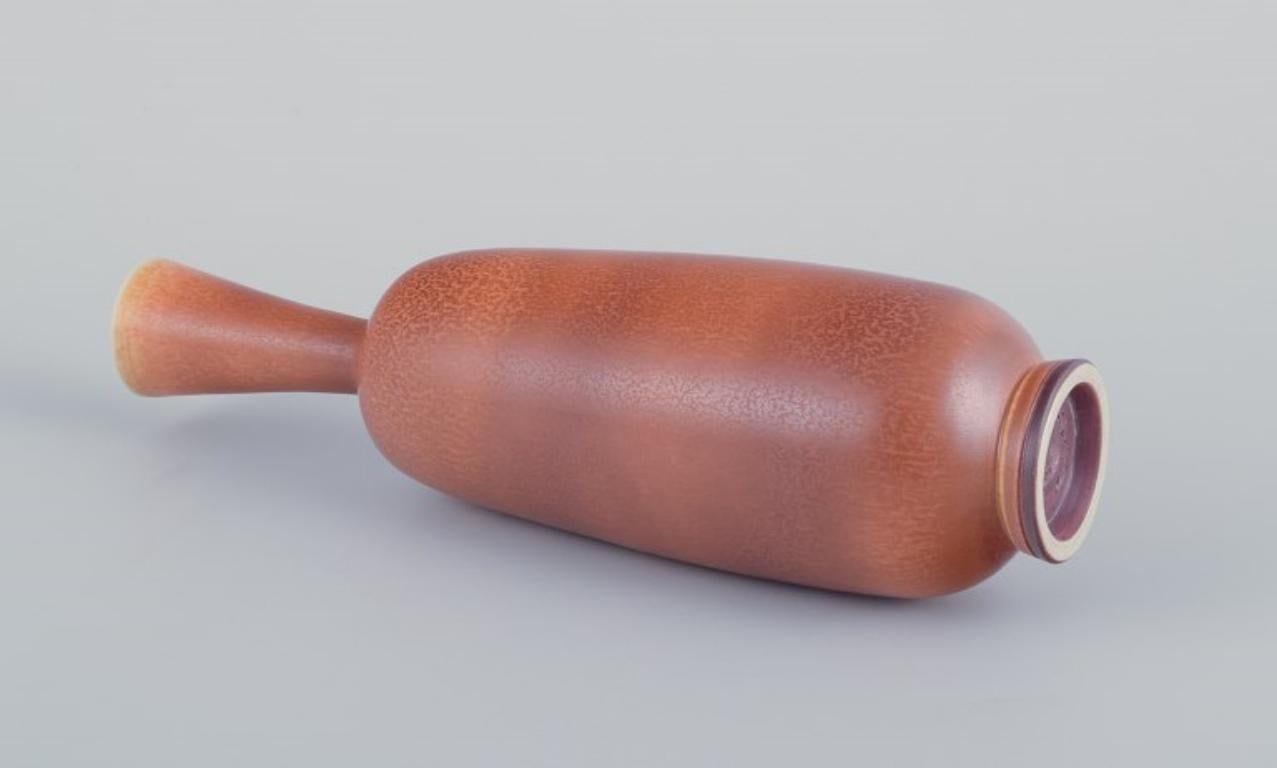 Berndt Friberg (1899-1981) per lo Studio A. 
Vaso unico in ceramica con collo stretto. Smalto nei toni del marrone chiaro.
Metà del XX secolo.
Firmato.
Con il marchio 