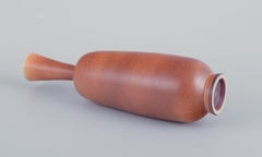 Berndt Friberg für Gustavsberg Studio. Einzigartige Keramikvase mit schmalem Hals.