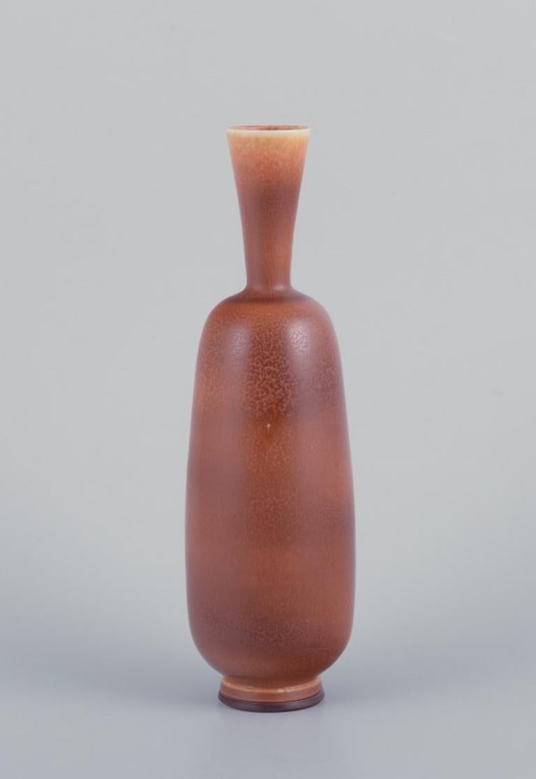 Scandinavo moderno Berndt Friberg per lo Studio A. Gustavsberg. Vaso unico in ceramica con collo stretto. in vendita