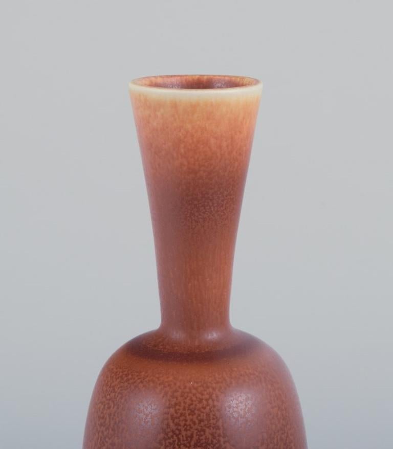 Svedese Berndt Friberg per lo Studio A. Gustavsberg. Vaso unico in ceramica con collo stretto. in vendita