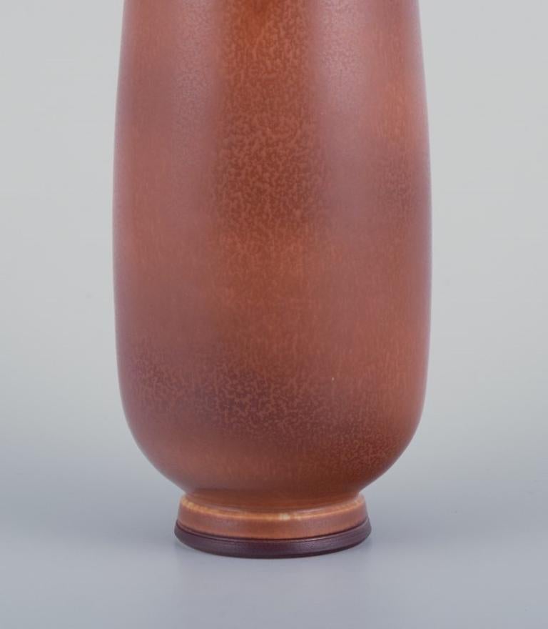 Smaltato Berndt Friberg per lo Studio A. Gustavsberg. Vaso unico in ceramica con collo stretto. in vendita