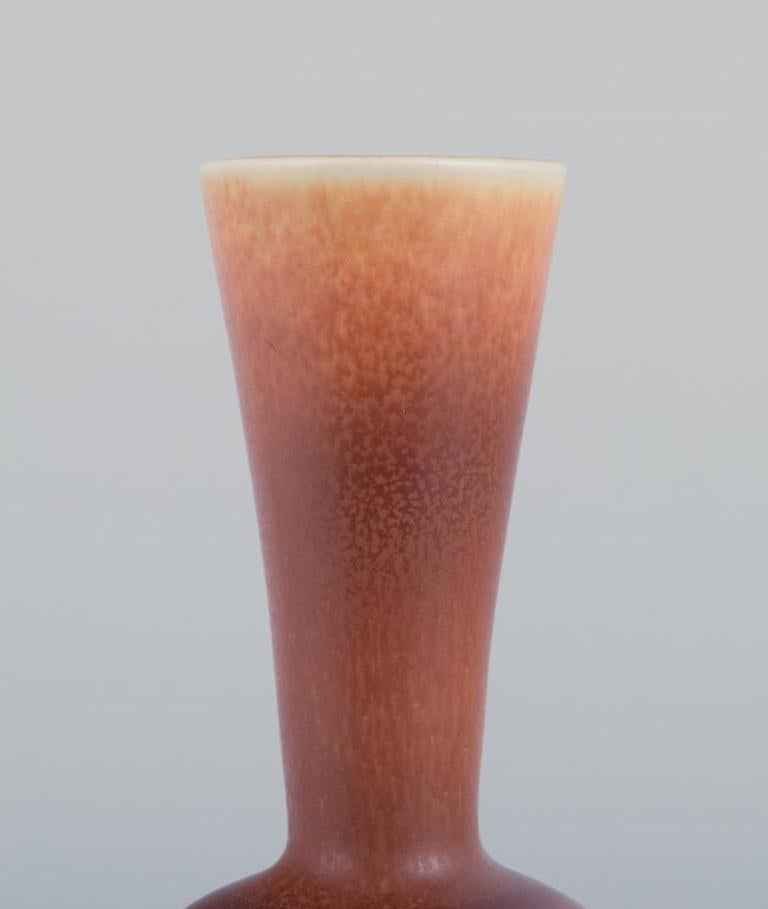 Berndt Friberg per lo Studio A. Gustavsberg. Vaso unico in ceramica con collo stretto. In condizioni ottime in vendita a Copenhagen, DK
