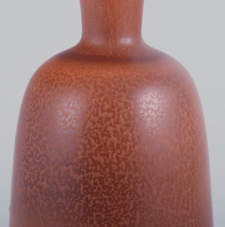 XX secolo Berndt Friberg per lo Studio A. Gustavsberg. Vaso unico in ceramica con collo stretto. in vendita
