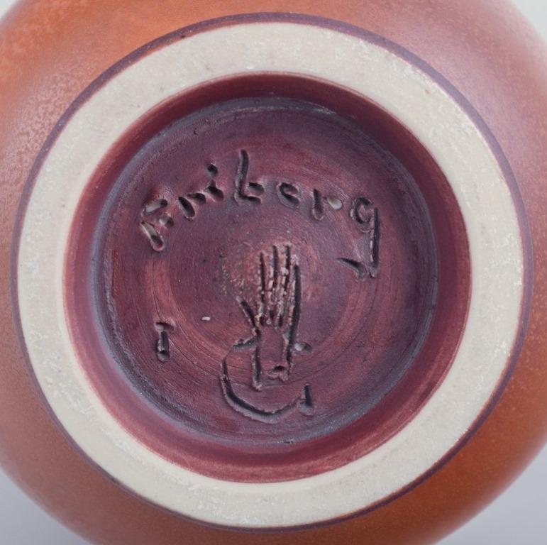 Ceramica Berndt Friberg per lo Studio A. Gustavsberg. Vaso unico in ceramica con collo stretto. in vendita