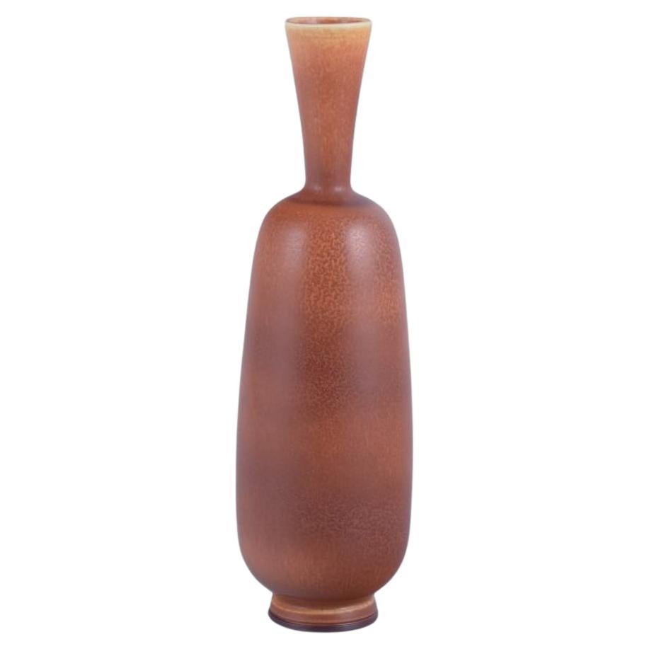 Berndt Friberg per lo Studio A. Gustavsberg. Vaso unico in ceramica con collo stretto.