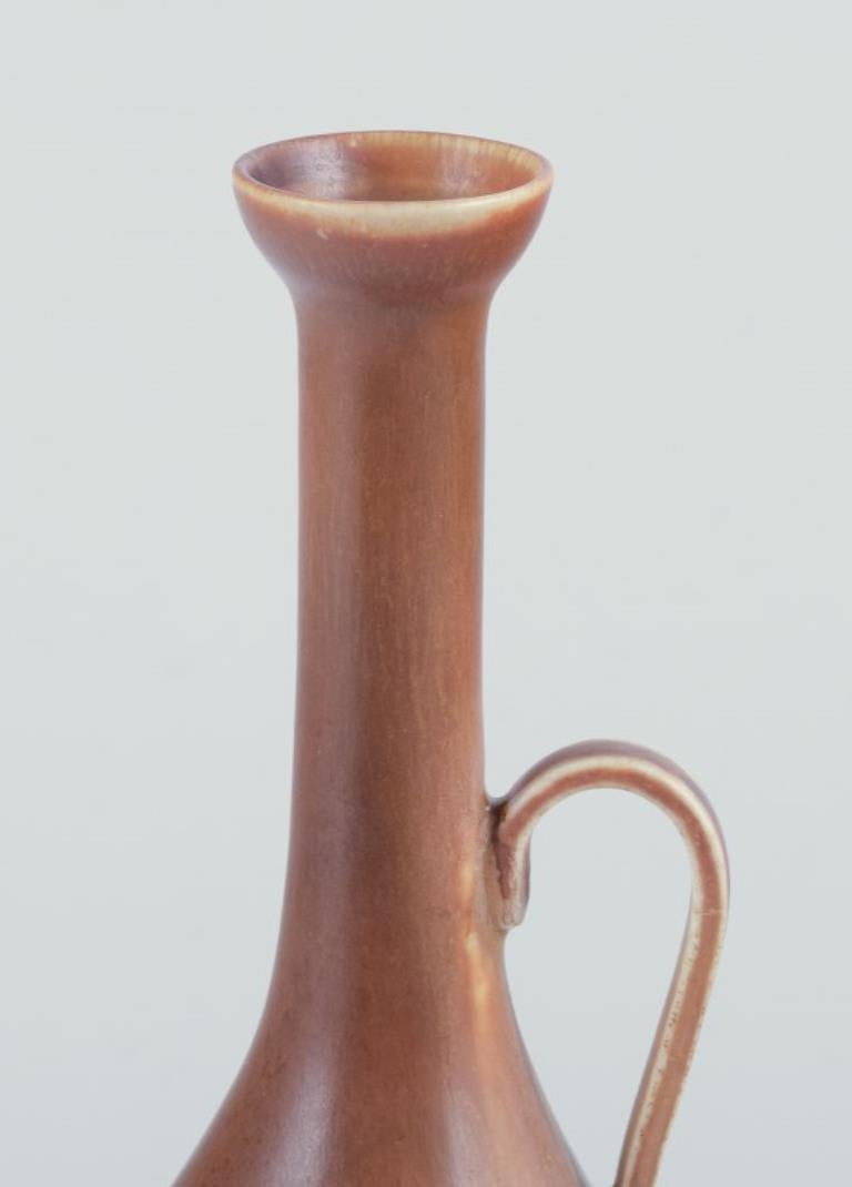 Berndt Friberg (1899-1981) per lo Studio A.
Brocca in ceramica con manico.
Pelliccia di lepre smaltata nei toni del marrone.
Francobollo precoce.
1940s.
Firmato.
Con marchio 