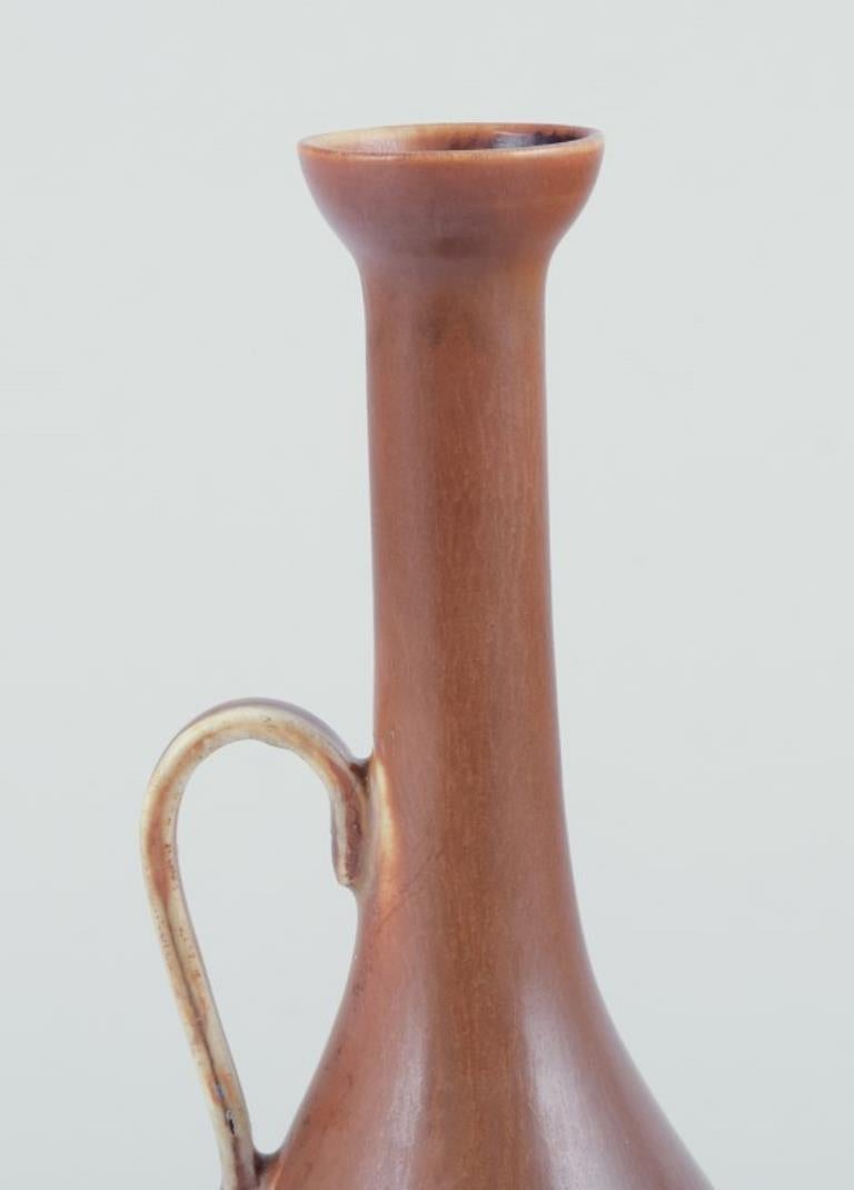 Svedese Berndt Friberg per lo Studio A. Gustavsberg. Brocca in ceramica con manico. in vendita