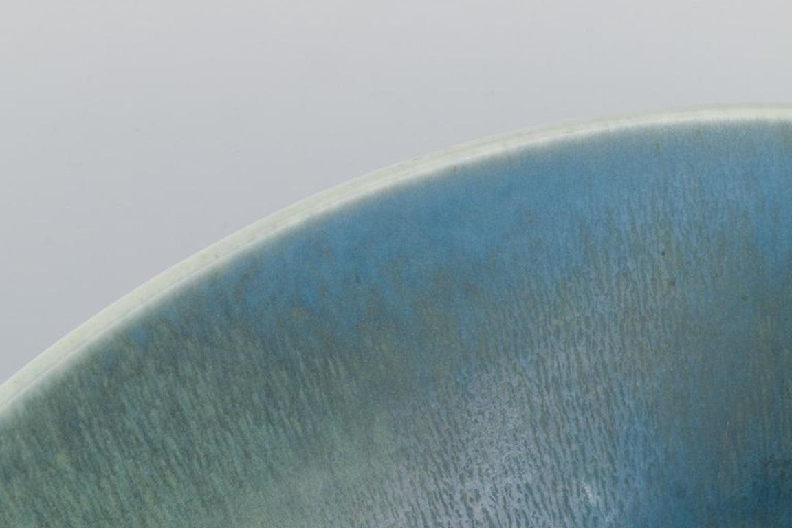 Berndt Friberg für Gustavsberg, Schweden. Große Keramikschale in blau-grünen Tönen (Glasiert) im Angebot
