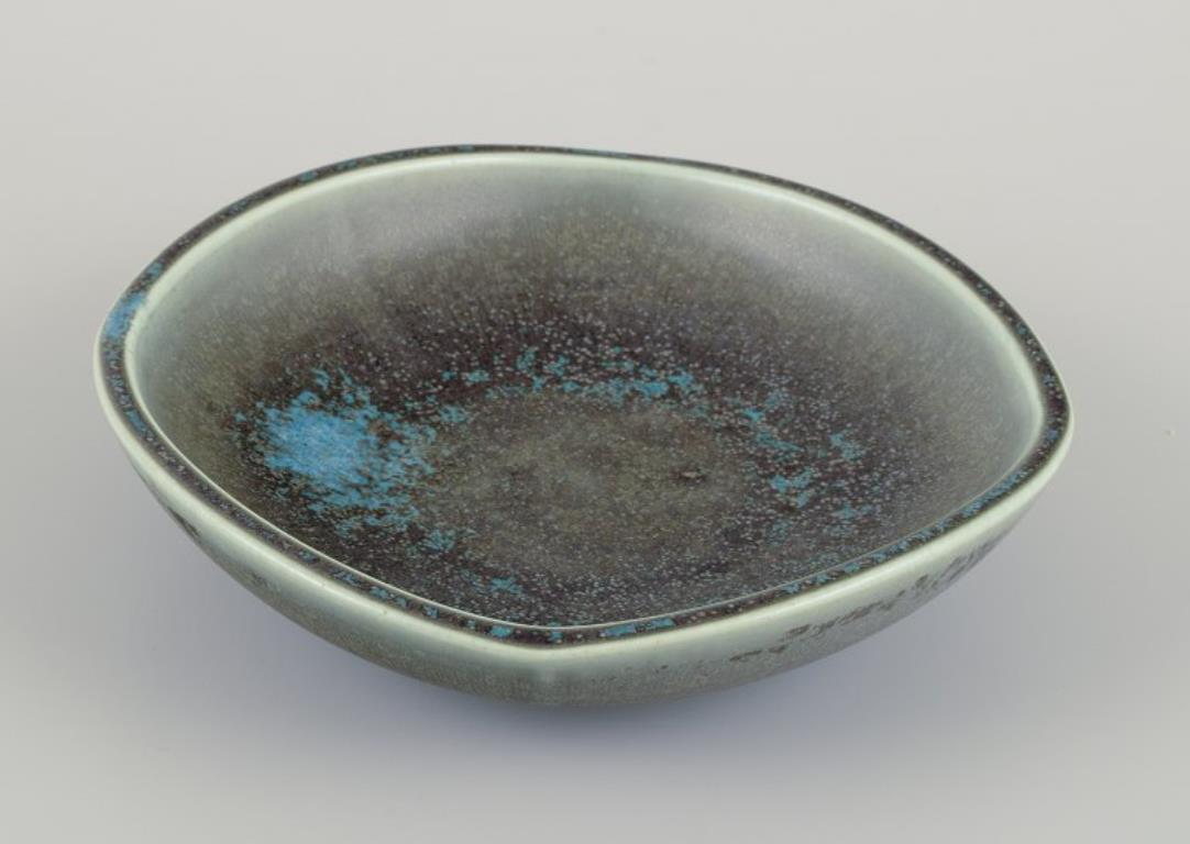 Scandinavo moderno Berndt Friberg per Gustavsberg, Svezia. Ciotola in ceramica 