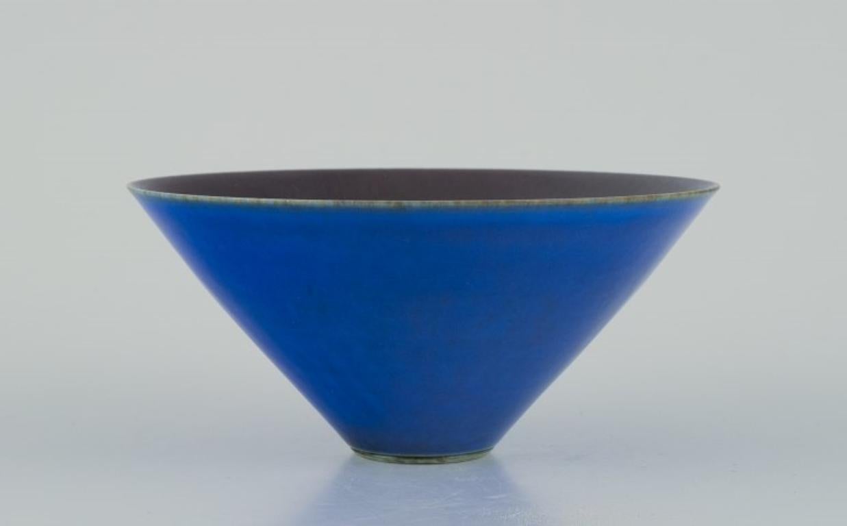 Berndt Friberg (1899-1981) for Gustavsberg. Unique ceramic bowl.
Hare's fur glaze in blue and aubergine tones.
Signed.
Year code Ö = 1958.
Perfect condition.
Dimensions: D 11.5 cm x H 5.5 cm.

Berndt Friberg is widely recognized as one of the