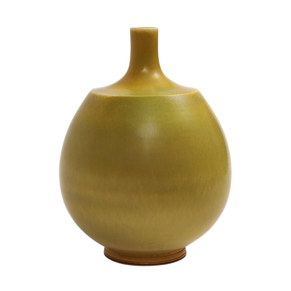 Vaso di Berndt Friberg per Gustavsberg, Gres, Giallo, Firmato. Vaso di grandi dimensioni, smaltato in HaresFur giallo, con collo leggermente allungato, corpo arrotondato e base con piedi. Firmato con la firma incisa 