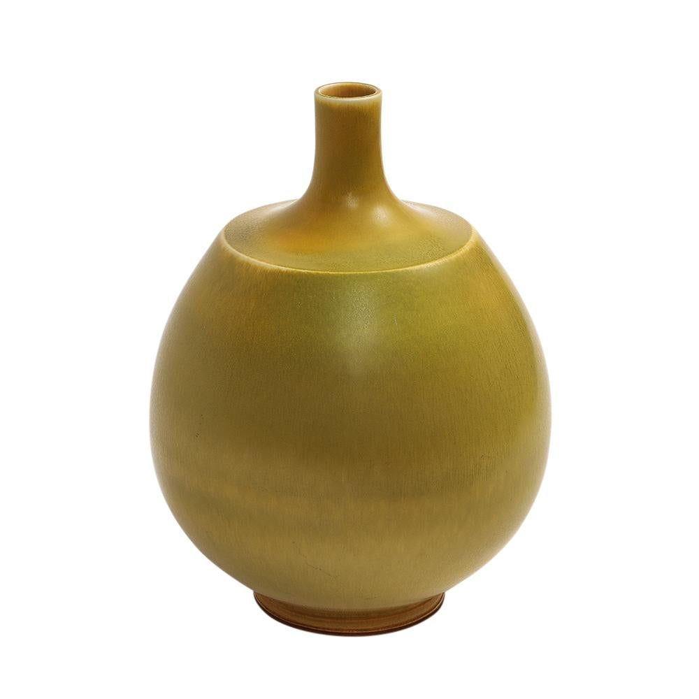 Metà XX secolo Vaso di Berndt Friberg per Gustavsberg, Gres, Giallo, Firmato in vendita