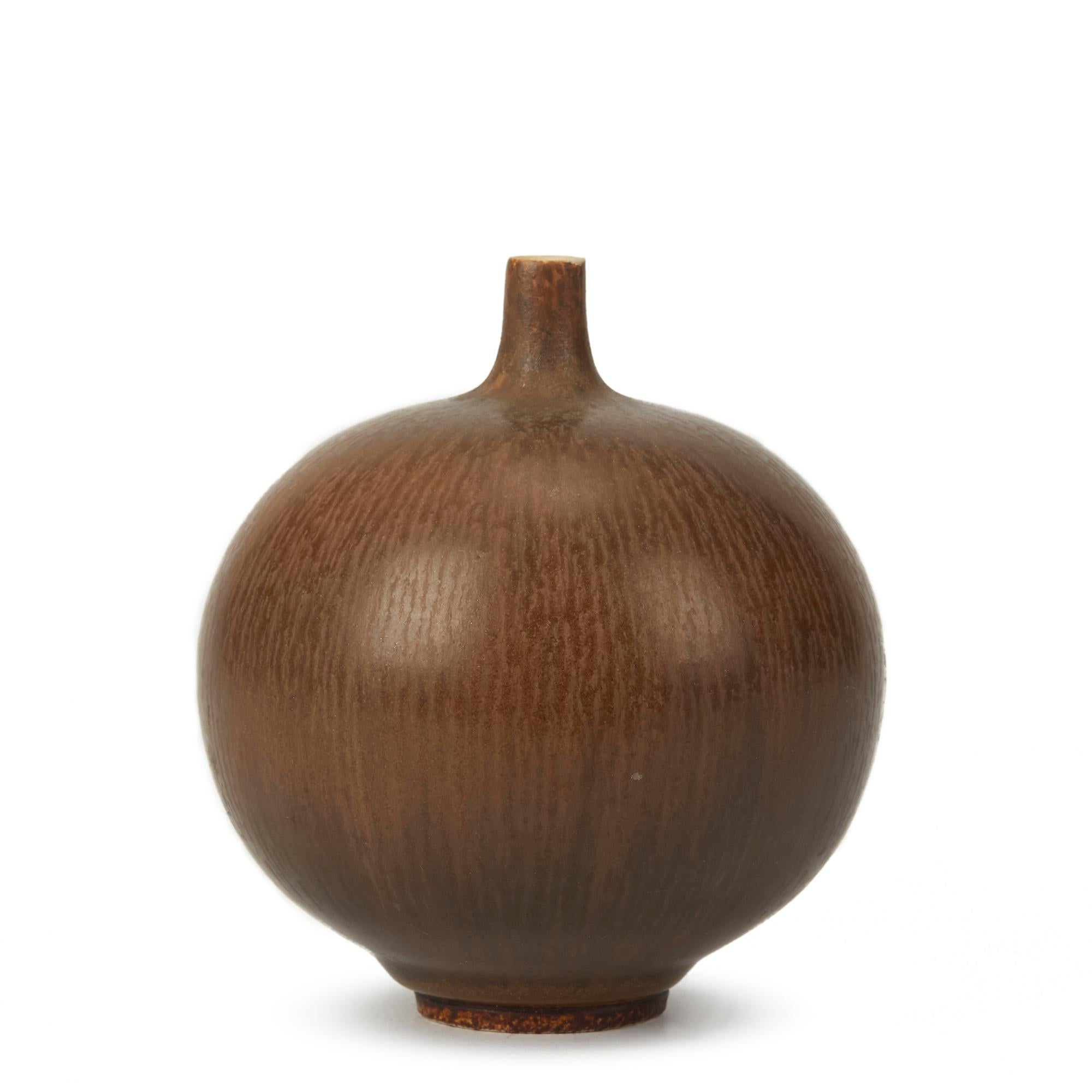 A stunning vintage Swedish small sized unique stoneware vase of globular shape decorated in a brown haresfur glaze by renowned potter Berndt Friberg (1899-1981). The rounded vase stands on a narrow rounded foot with a narrow short raised funnel top