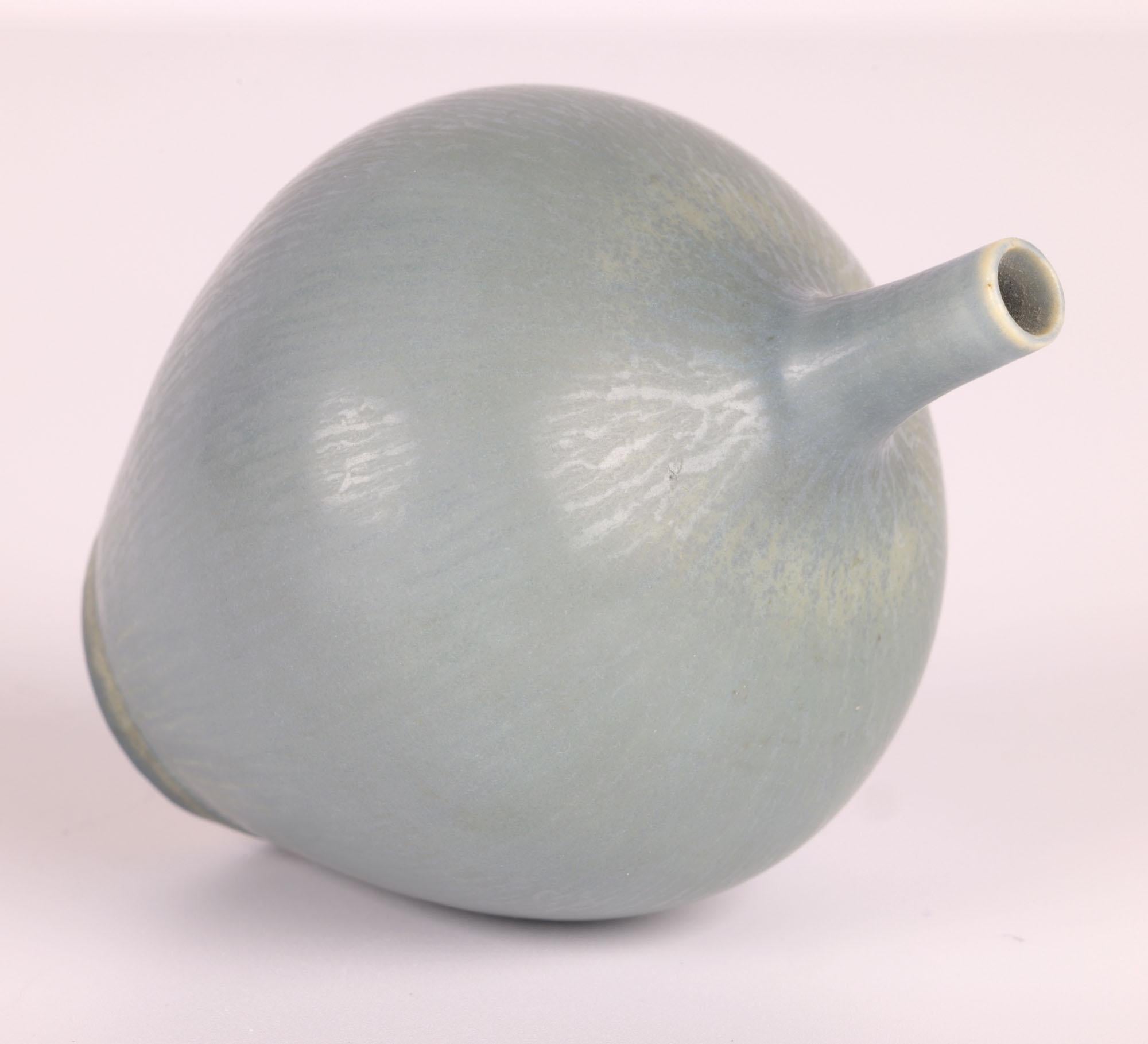 Berndt Friberg Gustavsberg Vase miniature en poterie Studio Pottery Celadon Bon état - En vente à Bishop's Stortford, Hertfordshire