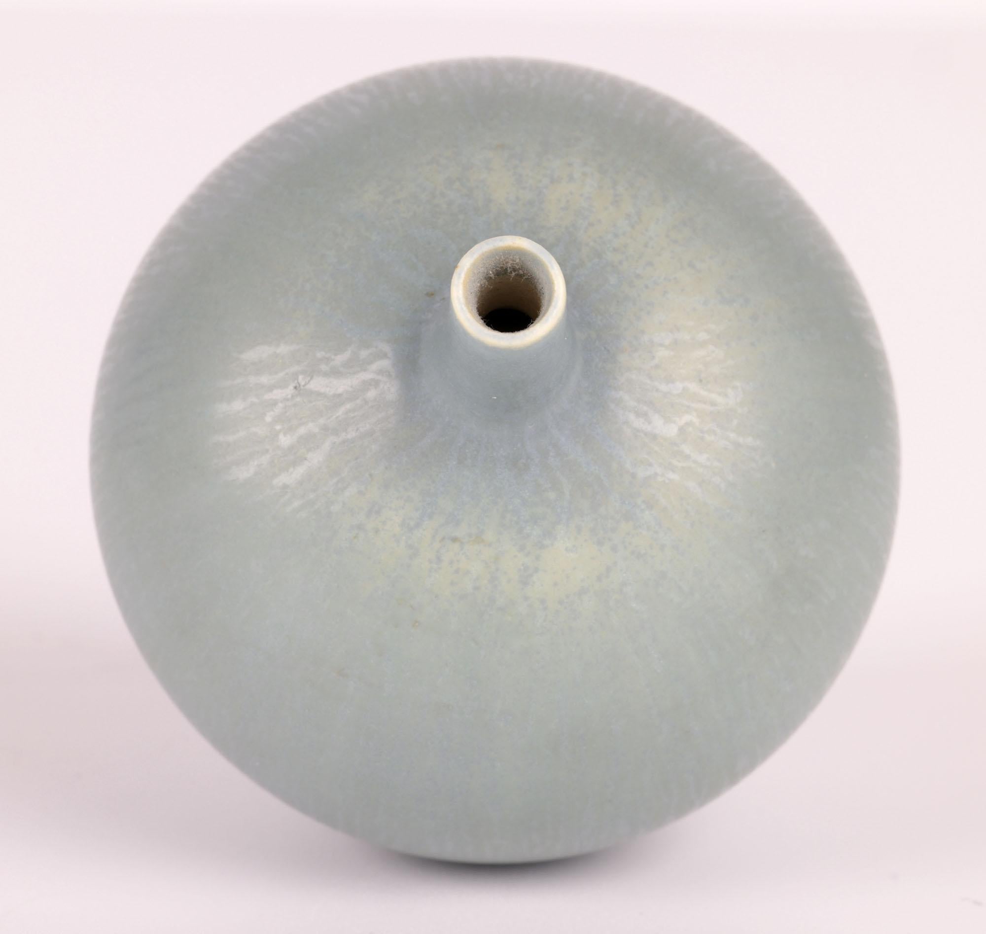 Fin du 20e siècle Berndt Friberg Gustavsberg Vase miniature en poterie Studio Pottery Celadon en vente