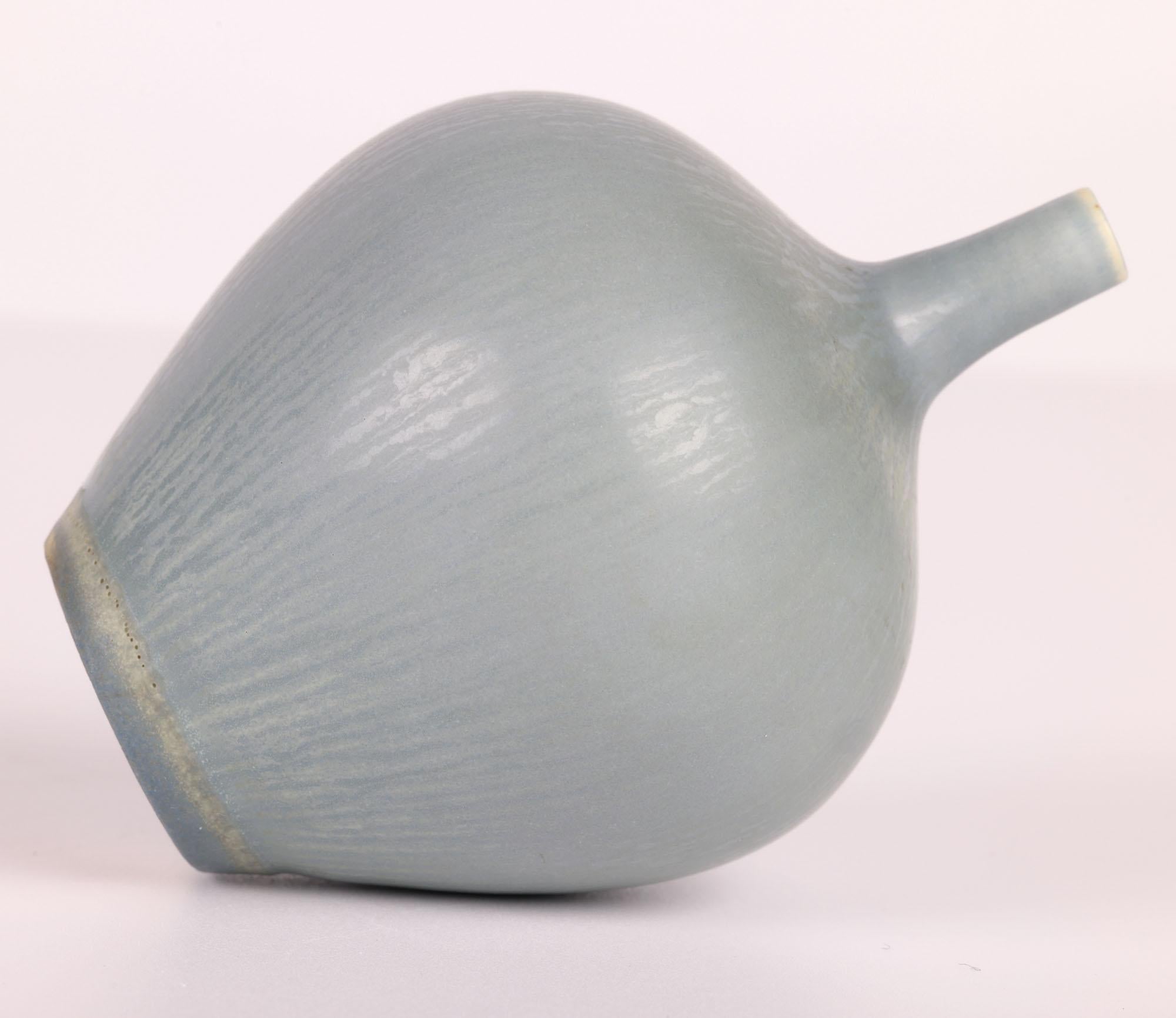 Berndt Friberg Gustavsberg Vase miniature en poterie Studio Pottery Celadon en vente 1