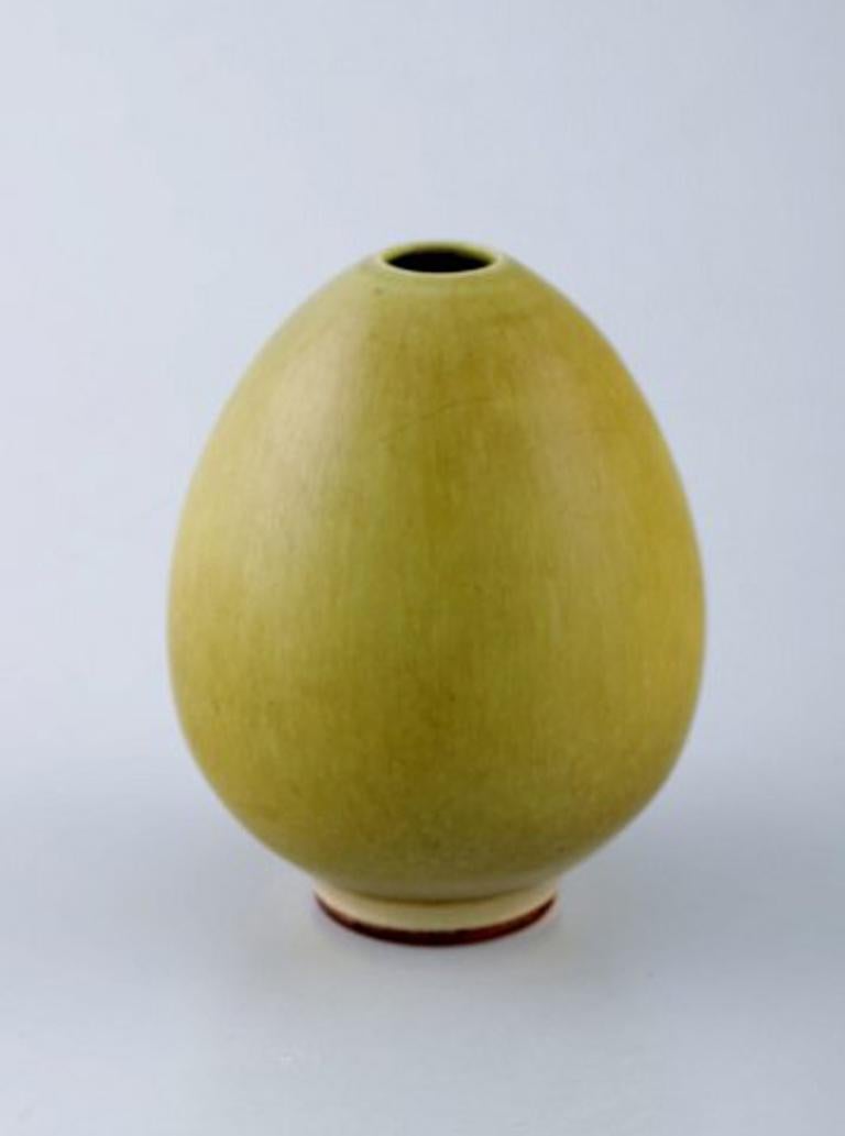 Berndt Friberg (1899-1981), Gustavsberg Studio Hand, 1950s-1960s.
Rare pottery vase, egg shaped, beautiful glaze in green and yellow shades.
Stamped.
Measures: 8.5 cm x 7 cm.
In perfect condition.