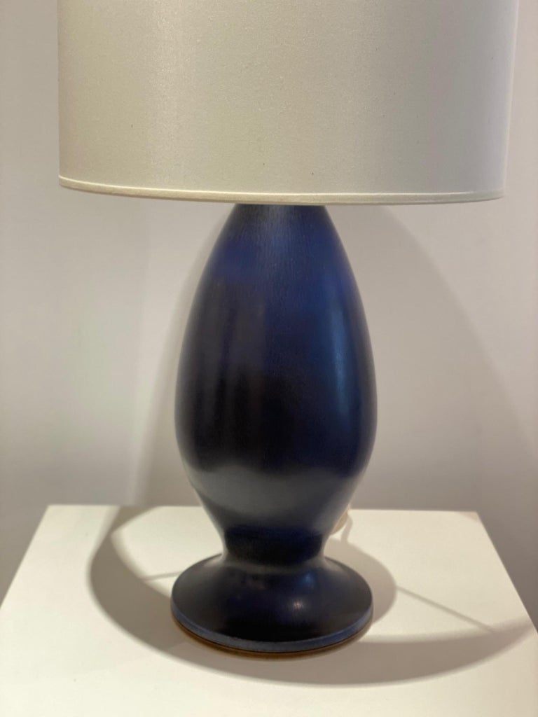 Berndt Friberg (1899-1988), Gustavsberg, Suède
Grand pied de lampe en émail émaillé bleu foncé HaresFur Signé de la main du Studio et marqué en dessous 
H 34 cm, la mesure de la hauteur concerne uniquement la sculpture en céramique (sans le système