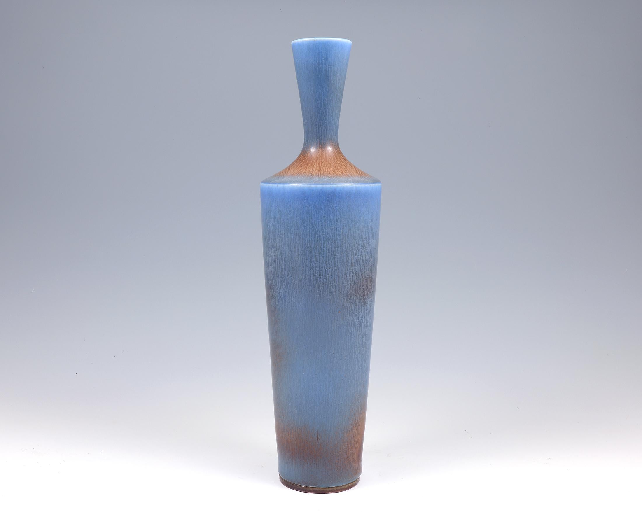 Berndt Friberg, Blassblaue große Vase aus Steingut, Gustavsberg, Schweden 1963 (Glasiert) im Angebot