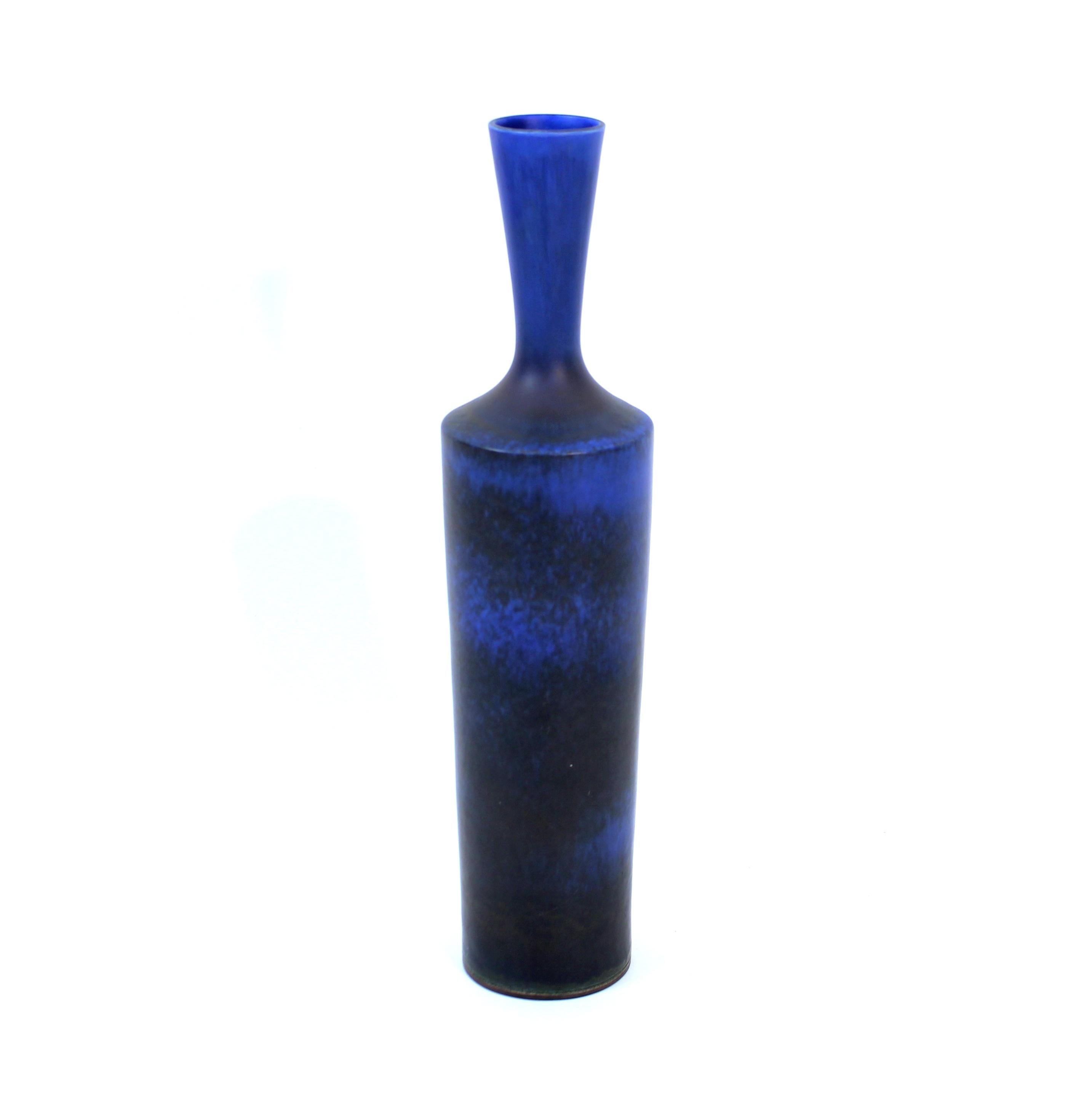 Grande vaso blu con smalto di pelliccia di lepre disegnato da Berndt Friberg per gli studi Gustavsberg negli anni Cinquanta. Dimensioni impressionanti e molto più grandi della maggior parte dei vasi Friberg. Il vaso è stato restaurato dal miglior