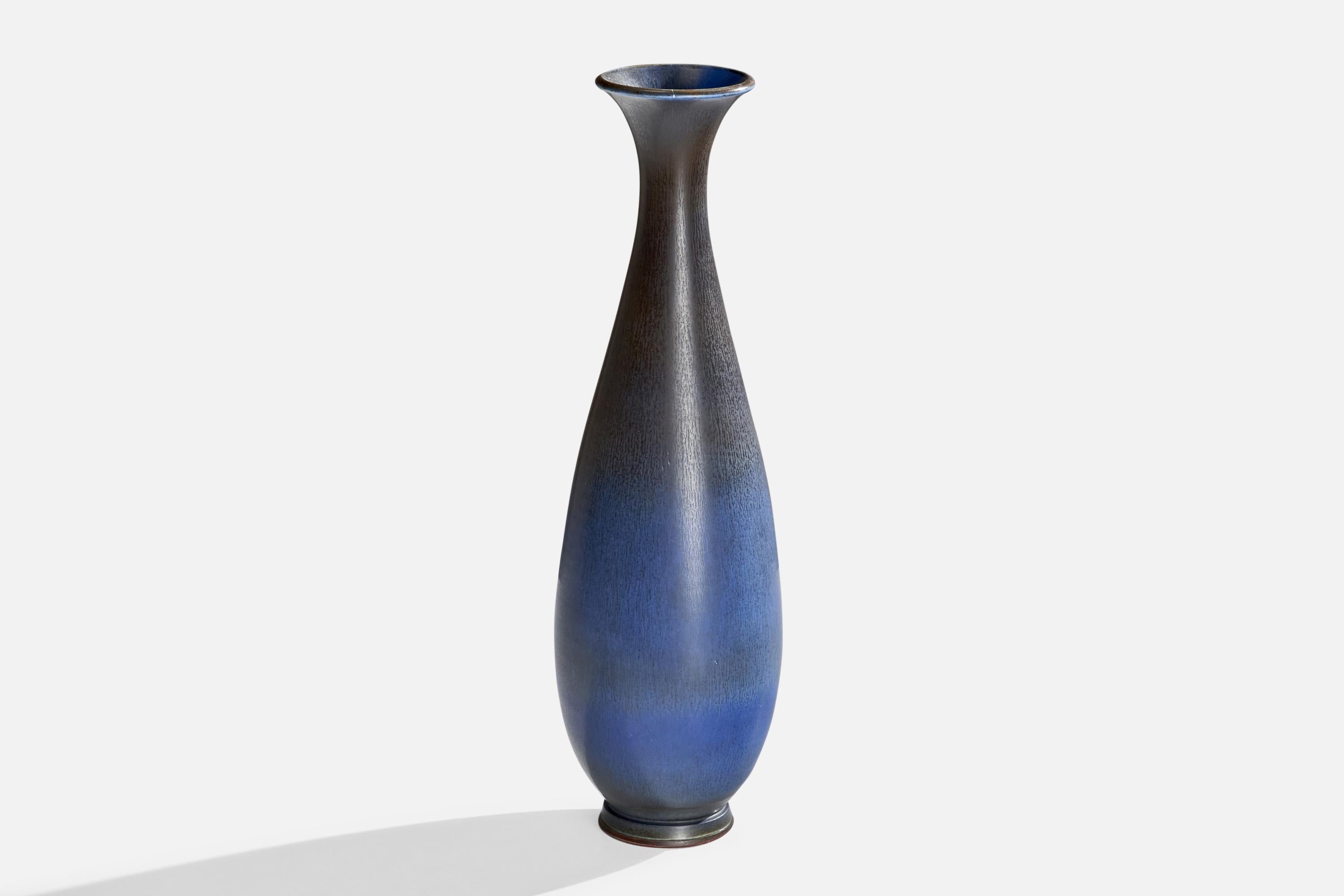 Un grande vaso smaltato in blu disegnato da Berndt Friberg e prodotto da Gustavsberg, Svezia, anni '60 circa.


