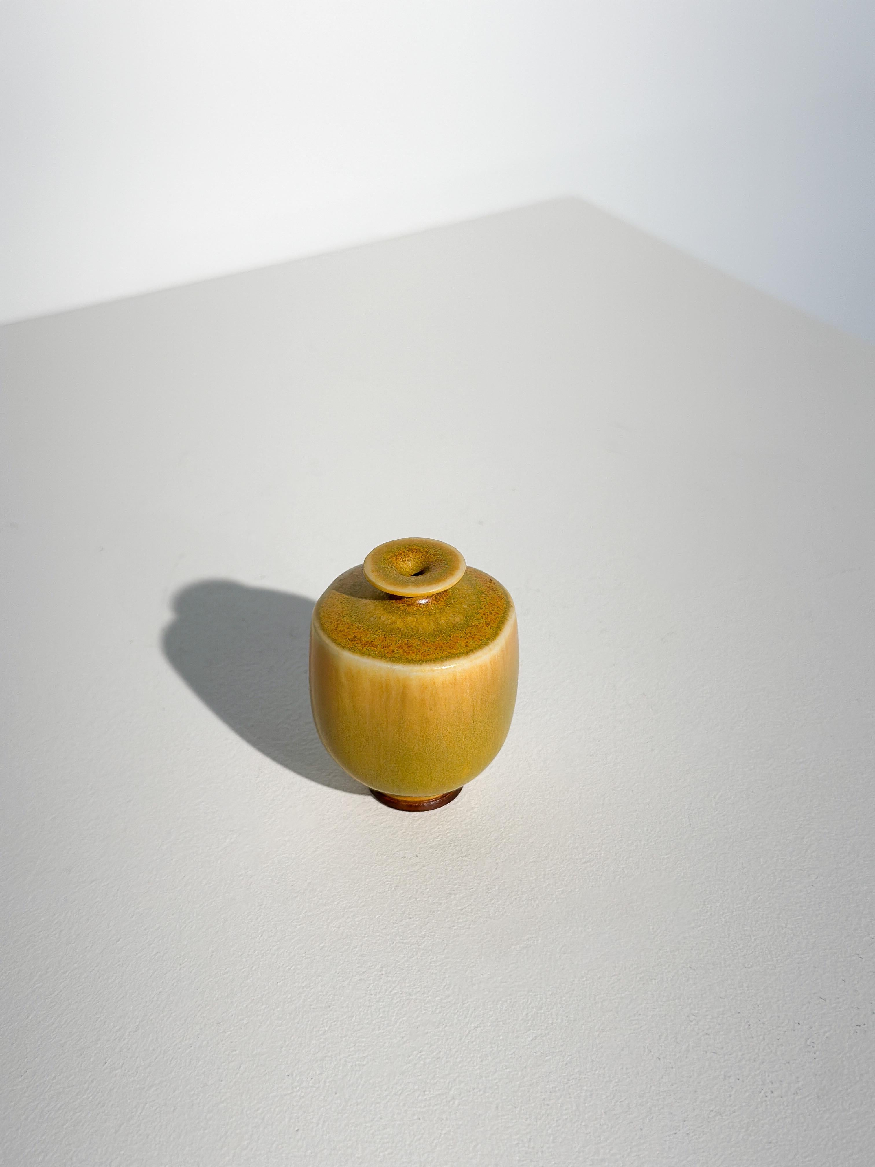 Berndt Friberg Miniature Vase Steinzeug Gelbe Glasur Gustavsberg Schweden 1960er Jahre im Angebot 2