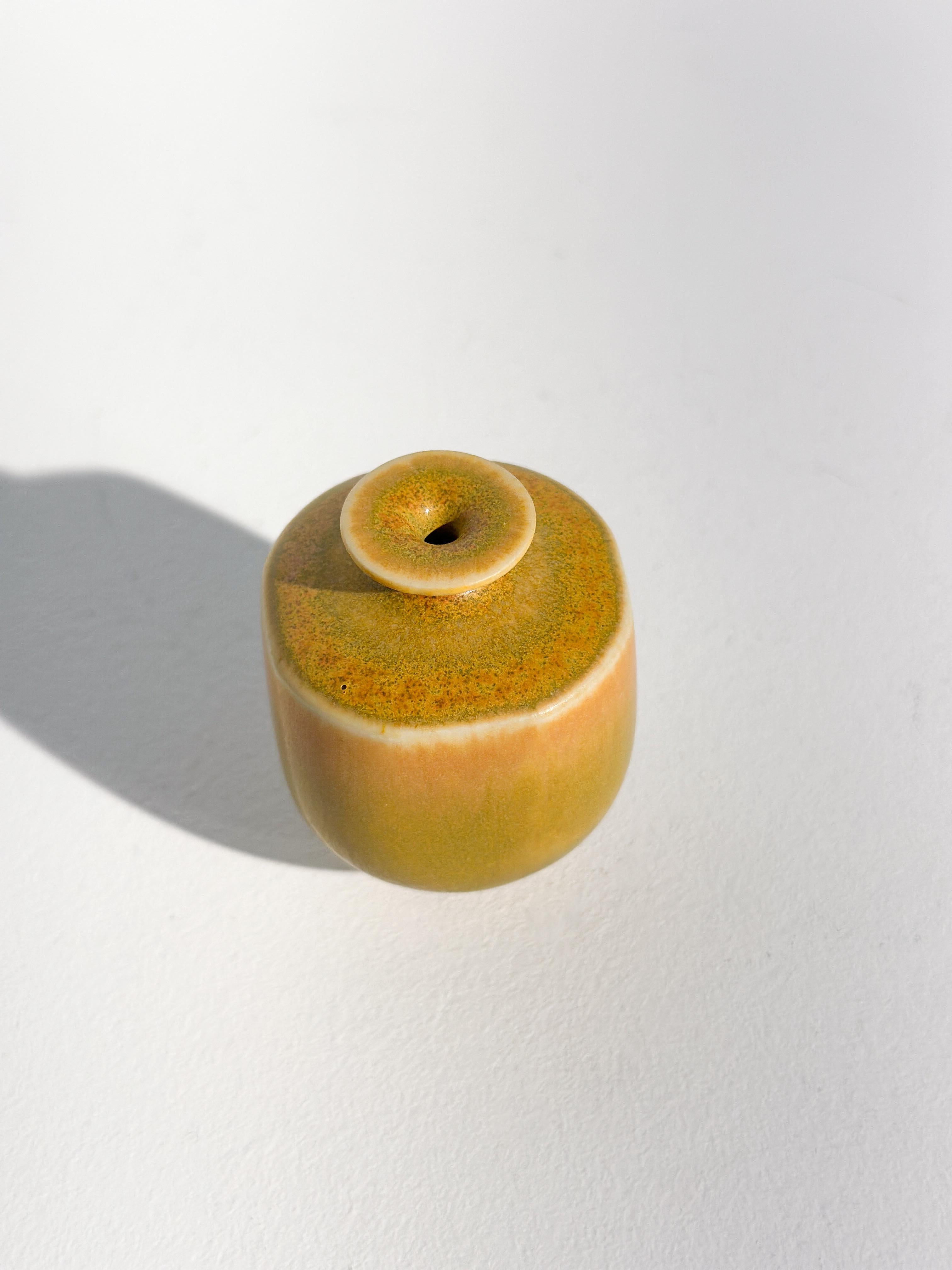 Berndt Friberg Miniature Vase Steinzeug Gelbe Glasur Gustavsberg Schweden 1960er Jahre im Angebot 3