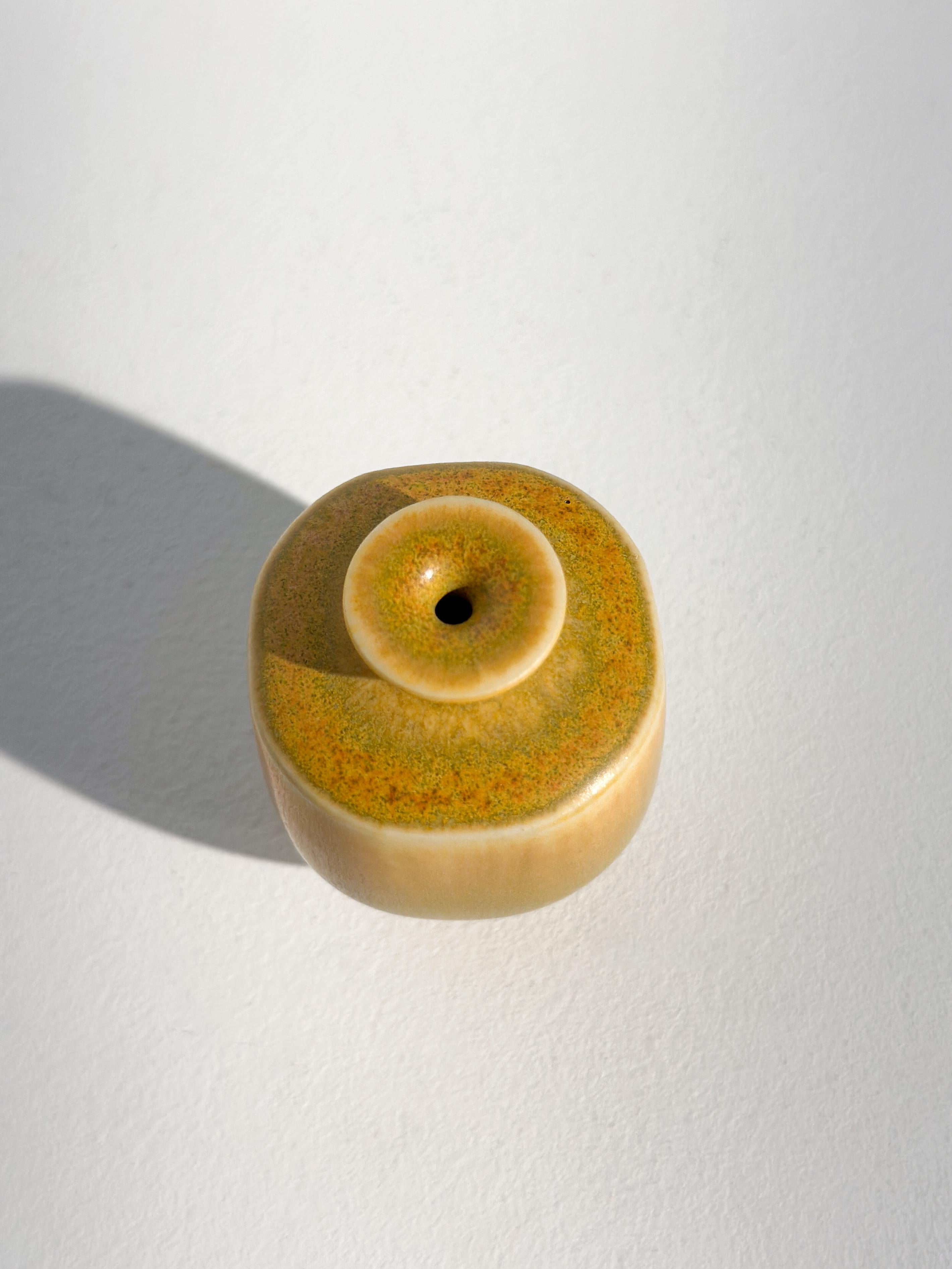 Berndt Friberg Miniature Vase Steinzeug Gelbe Glasur Gustavsberg Schweden 1960er Jahre im Angebot 4