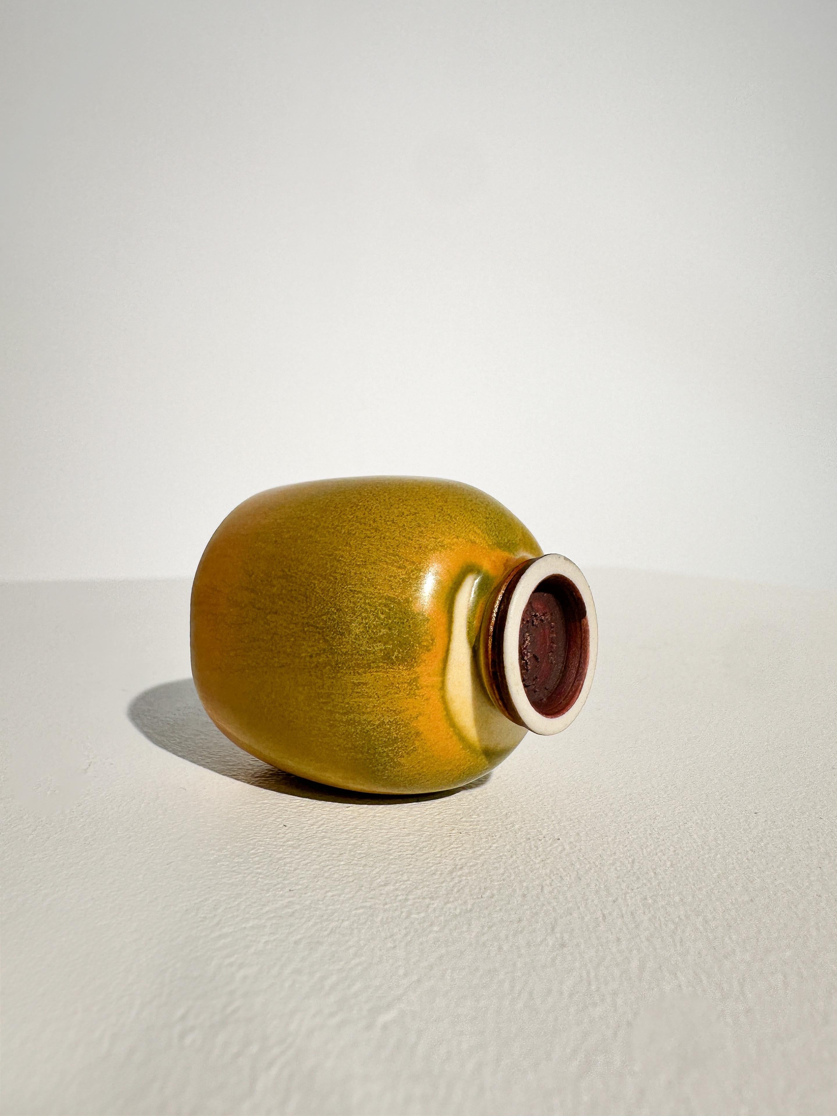 Berndt Friberg Miniature Vase Steinzeug Gelbe Glasur Gustavsberg Schweden 1960er Jahre im Angebot 6