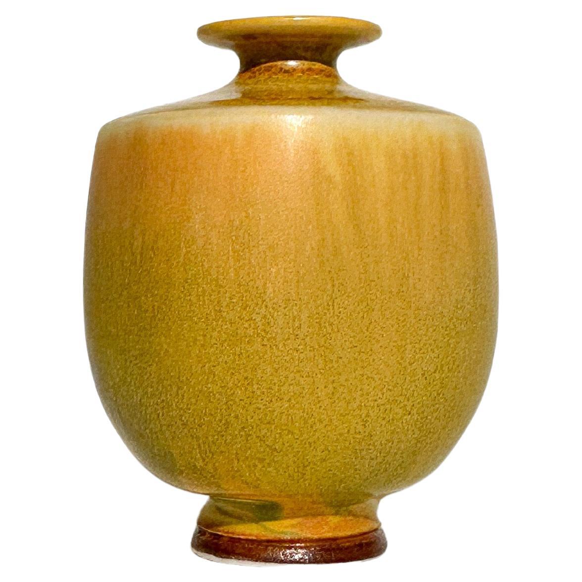 Berndt Friberg Miniaturvase in einer schönen gelb-grünen Hasenfellglasur, handgefertigt in seinem Studio in der Gustavsberg Fabrik in den 1960er Jahren.

Höhe: 5.5 cm
Durchmesser: 4 cm

Ausgezeichneter Zustand, keine Bemerkungen. Kleine Luftblase in