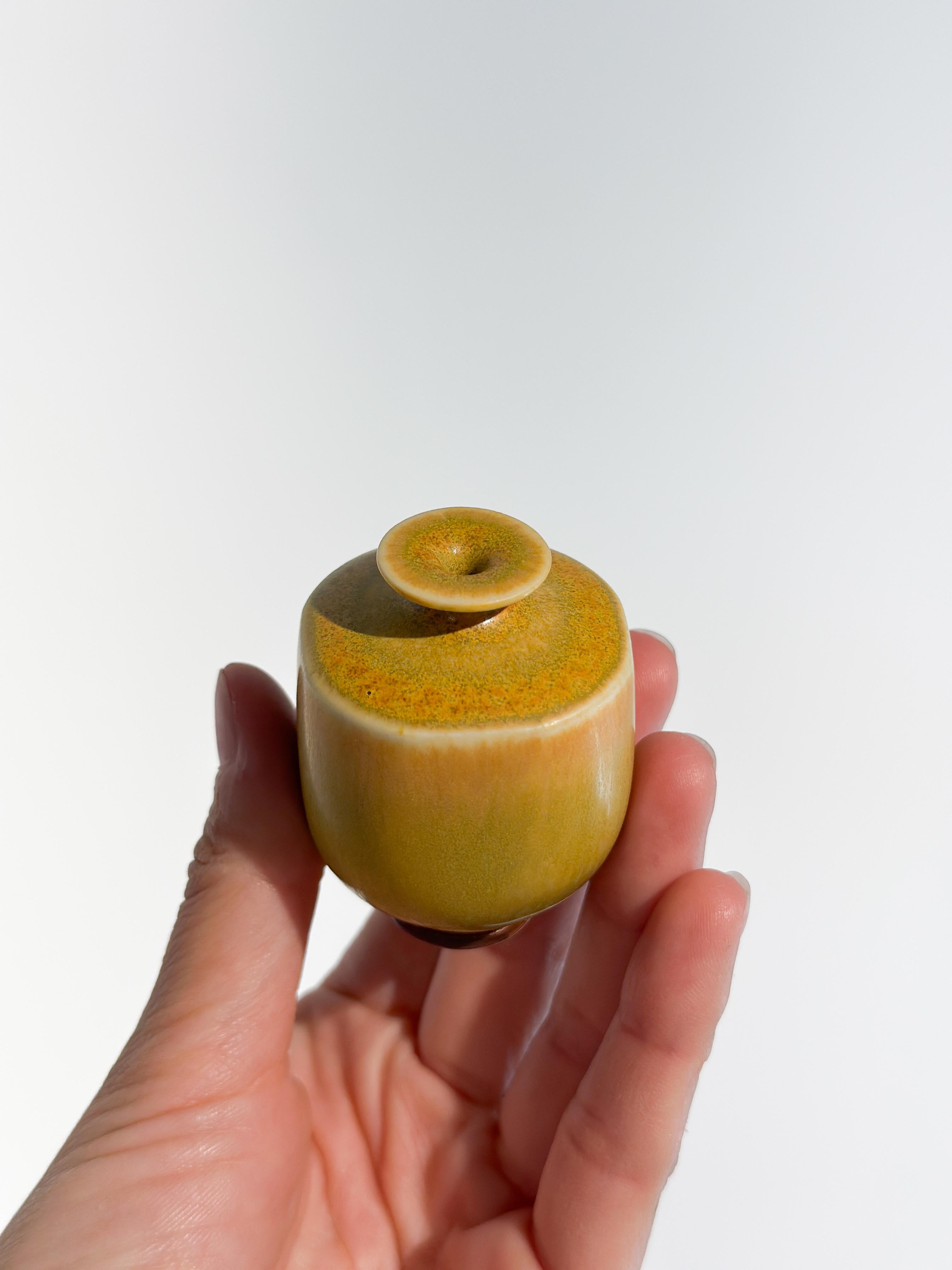 Berndt Friberg Miniature Vase Steinzeug Gelbe Glasur Gustavsberg Schweden 1960er Jahre (Skandinavische Moderne) im Angebot