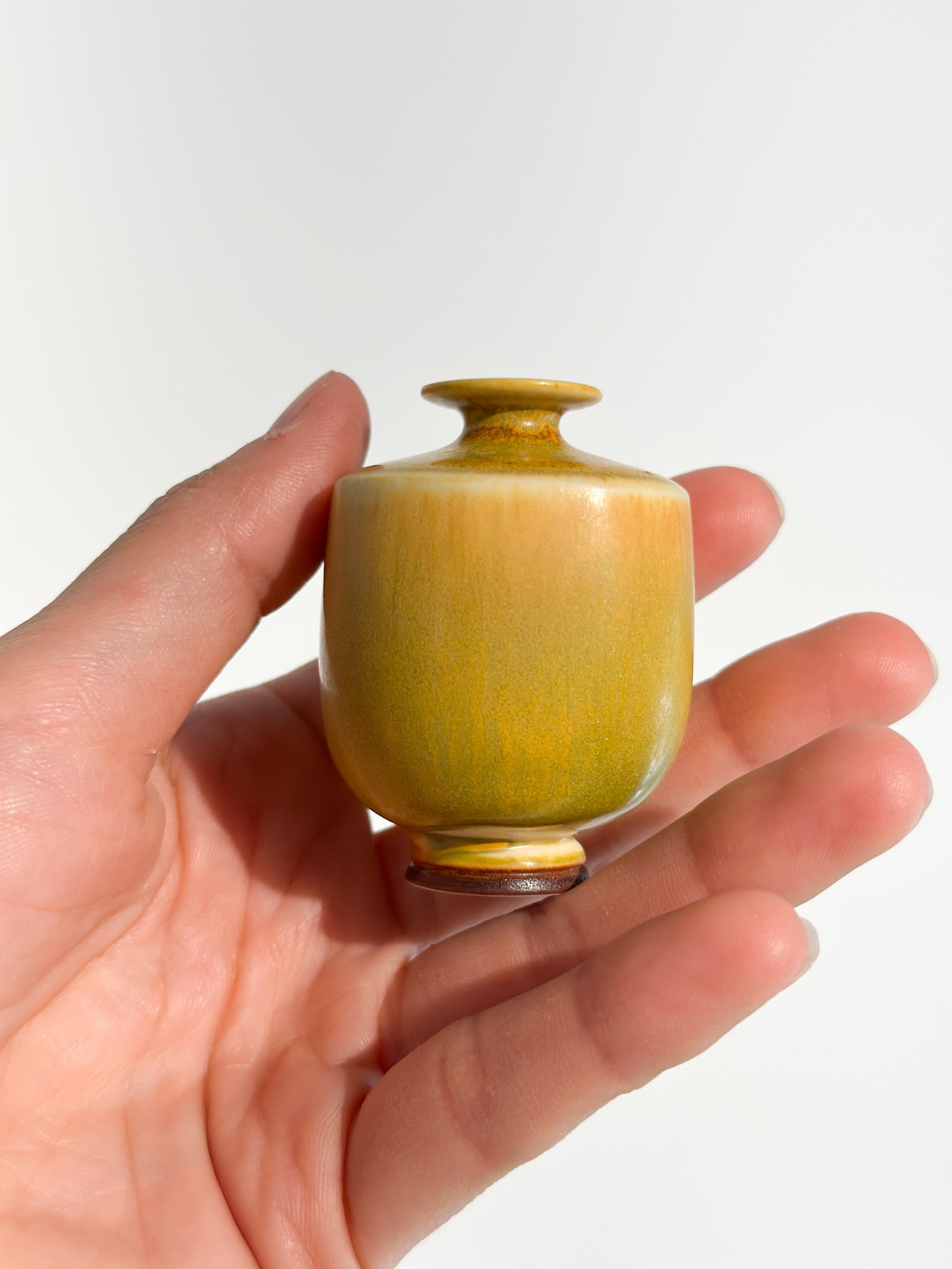 Berndt Friberg Miniature Vase Steinzeug Gelbe Glasur Gustavsberg Schweden 1960er Jahre (Schwedisch) im Angebot